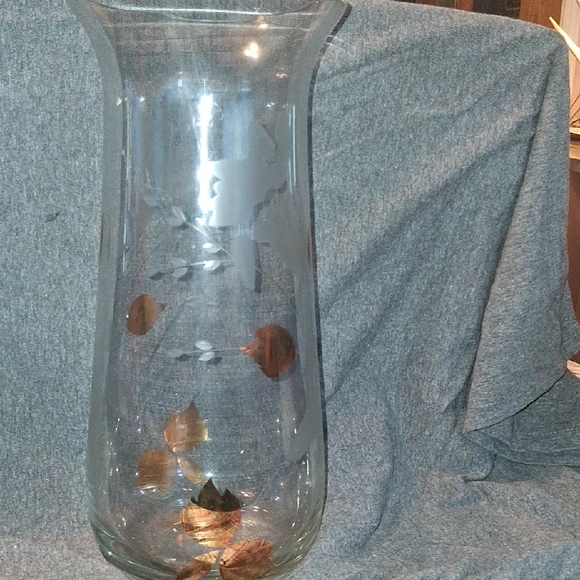 Elegant Glass Vase with Leaf Design - Picture 2 of 2